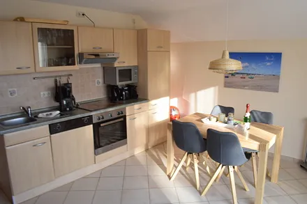 Am gemütlichen Essplatz finden 4 Personen Platz. Die Küchenzeile bietet neben Cerankochfeld und Backofen auch einen Kühlschrank (mit Gefrierfach), Spülmaschine und alle üblichen Haushaltsgeräte. 