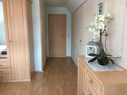 Die Schlafzimmerfenster sind mit Jalousien und Insektenschutz ausgestattet.