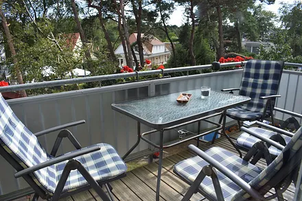 Auf dem schönen großen Balkon mit Südausrichtung kann den ganzen Tag die Sonne genossen werden
