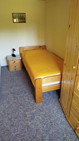 2.Schlafraum mit Einzelbett (90x200) und Kleiderschrank