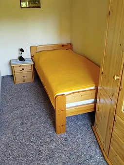 2.Schlafraum mit Einzelbett (90x200) und Kleiderschrank