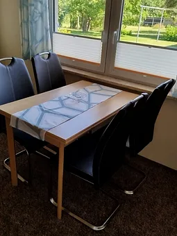 Esstisch mit Blick in den Garten