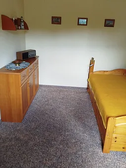 2.Schlafraum mit Einzelbett (90x200) und Kleiderschrank