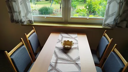 Esstisch mit Blick in den Garten