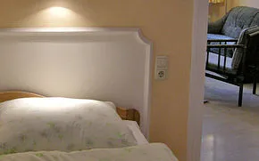 2. Schlafzimmer, 2 getrennte Betten und 1 Gitterbett