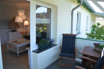 Eingang über die überdachte Terasse