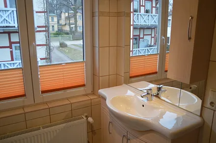 Bad mit Dusche und WC