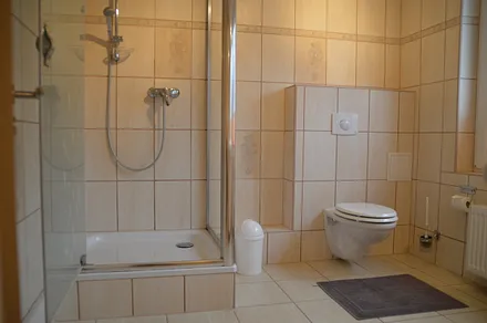 Bad mit Dusche und WC