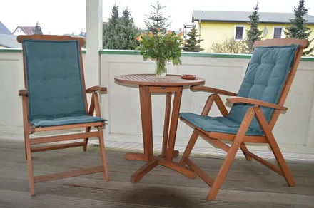 überdachte Terasse mit Blick in den Garten