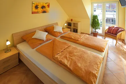 Schlafzimmer mit Balkonzugang