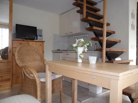 Küchenzeile und Treppe zum Schlafboden