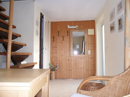 rechts: Eingang, links: Bad