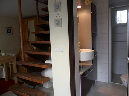 Treppe zum Schlafraum, rechts daneben das Bad