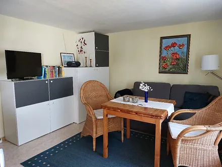 Wohn- und Eßbereich mit Couch als Aufbettung