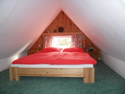 Schlafraum mit Doppelbett (und Einzelbett) 