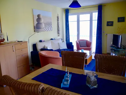 Wohnzimmer mit 2 großen Balkon's