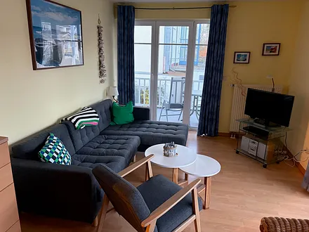 Wohnzimmer mit Schlafsofa und Zugang zum Balkon II