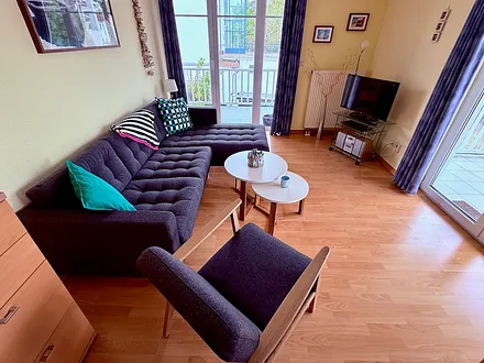 Wohnzimmer mit offener Küche und Zugang zum Balkon I