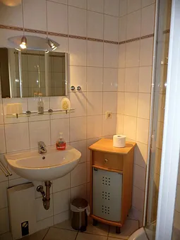 Bad mit Dusche und WC