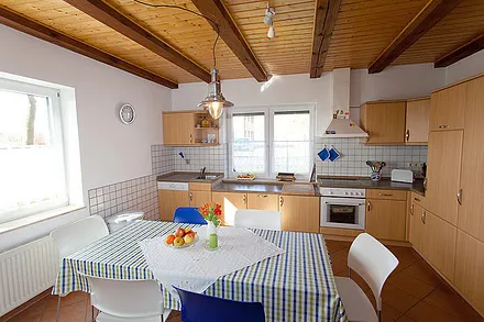 Die geräumige Wohnküche bietet 6-8 Personen Platz. Zusätzliche Stühle finden Sie in der Diele. 