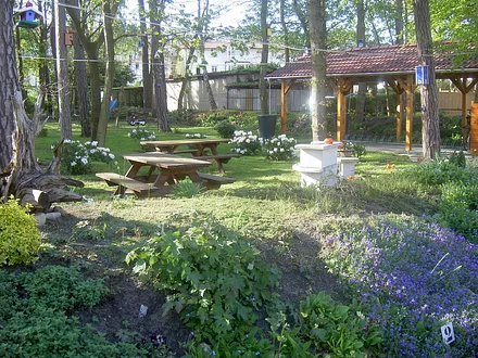 Garten mit Grillplatz und Fahrrädercarport  für Haus & Villa Waterkant