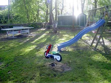 Tischtennis und Kinderecke im Garten