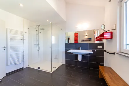 Das große Badmit Regenbrause und WC