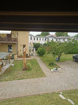 Aussicht vom Holzhaus zum Hof 