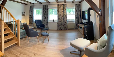 Wohnzimmer mit TV und Kamin