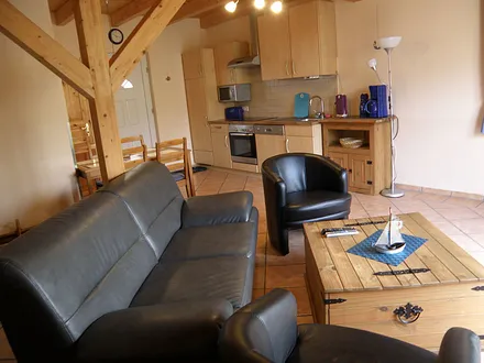 Wohnraum mit Küchenzeile  /  Wohnungen sind identisch