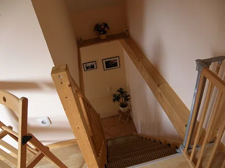 Treppenaufgang zum offenen Schlafraum und zum 2. Schlafraum  /  Wohnungen sind identisch