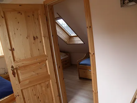 Kinderschlafraum mit 2 Einzelbetten  /  Wohnungen sind identisch