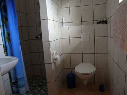 Bad mit Dusche  /  Wohnungen sind identisch