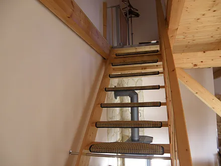 Treppenaufgang zu den Schlafräumen  /  Wohnungen sind identisch