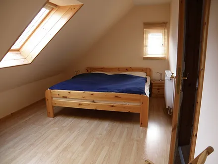 offener Schlafraum mit Doppelbett  /  Wohnungen sind identisch