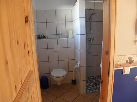 Bad mit Dusche  /  Wohnungen sind identisch