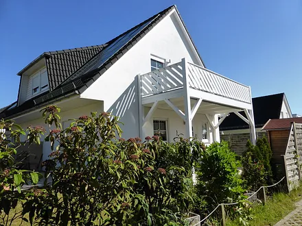 Blick auf das Ferienhaus und dem Seepferdcheneingang unter dem Balkon