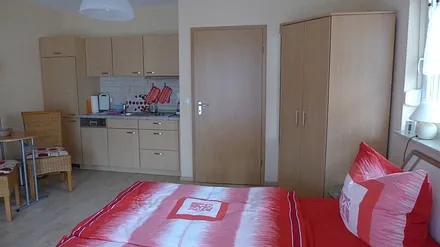 viel Platz für die Urlaubsbekleidung gibt es im Eckschrank