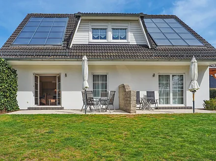 Blick auf das Ferienhaus mit den Sonnenterrassen der FeWo Seestern (links) undSeepferdchen (rechts)