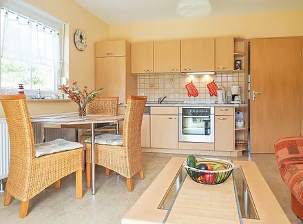 Blick auf die Küchenzeile und den Eßtisch