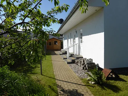 ein Blick hinter das Ferienhaus - jede FeWo hat einen separaten Eingang