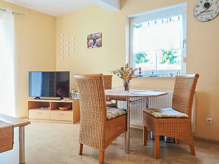 nach dem Flur und dem Bad empfängt uns der Wohn- und Küchenbereich