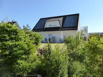 Blick auf das Ferienhaus von der Waldstraße