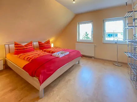 Das ist der größere Schlafraum. Platz fürs Kinder- oder Gästebett ist ausreichend vorhanden.