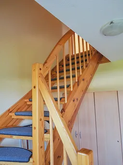 Über den eigenen Wohnungseingang führt die Treppe ins Obergeschoss