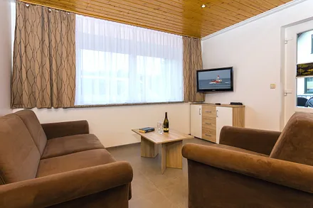 Wohnbereich/TV-Ecke / Schlafsofa mit Lattenrost und Matratze