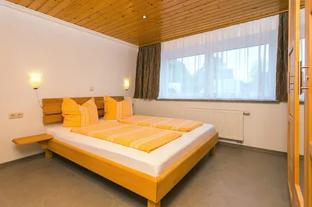 Schlafzimmer mit Doppelbett und Kleiderschrank