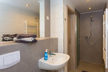 Badezimmer mit ebenerdiger Dusche