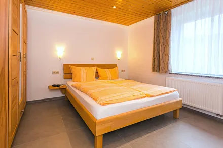 Schlafzimmer mit einem Doppelbett 1,60m x 2,00m und Kleiderschrank