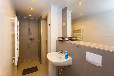 Badezimmer mit ebenerdiger Dusche